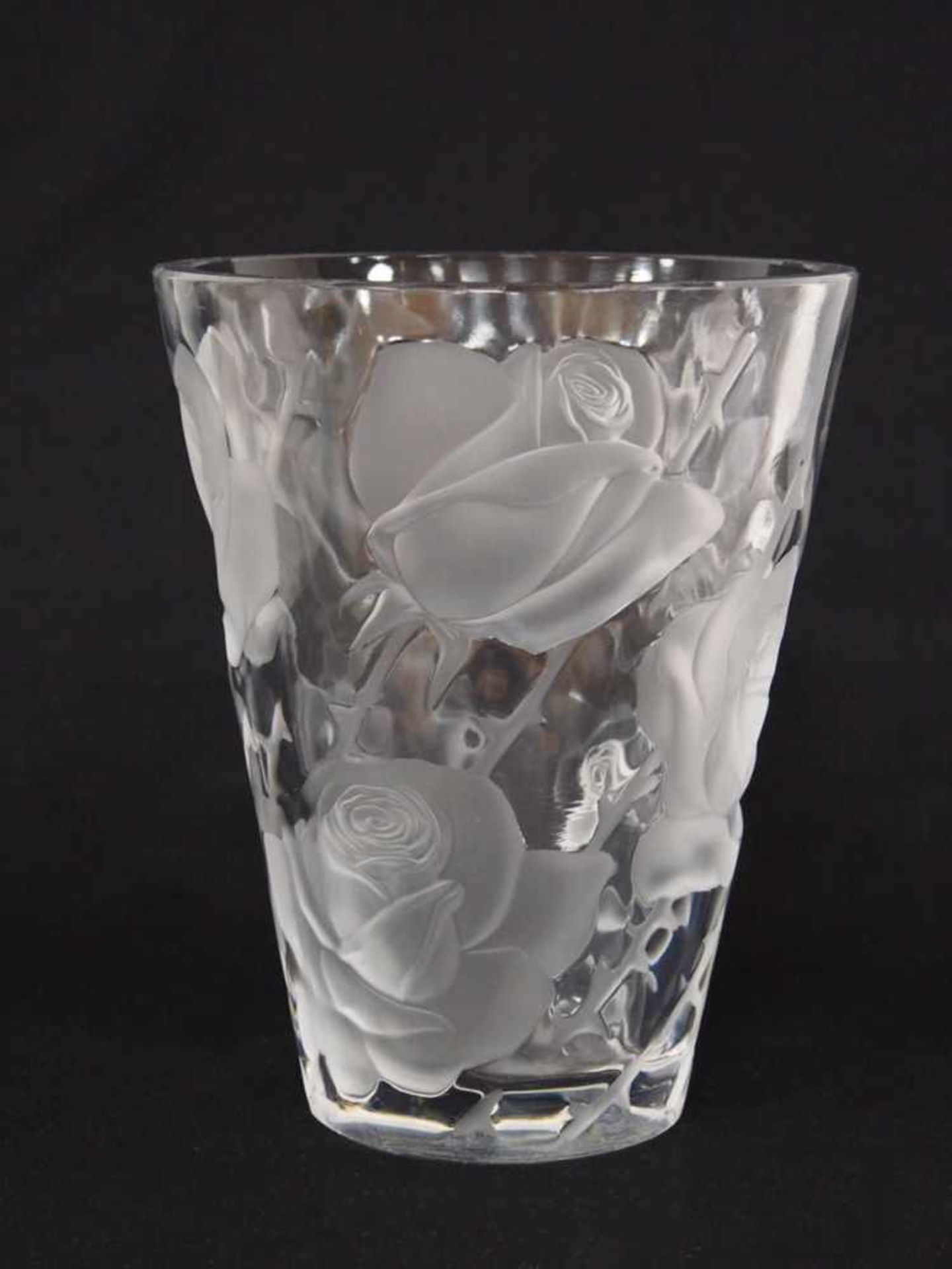 Vase mit RosendekorGlas, partiell mattiert, bodenseitig bezeichnet "Lalique, France", Höhe 24 cm,