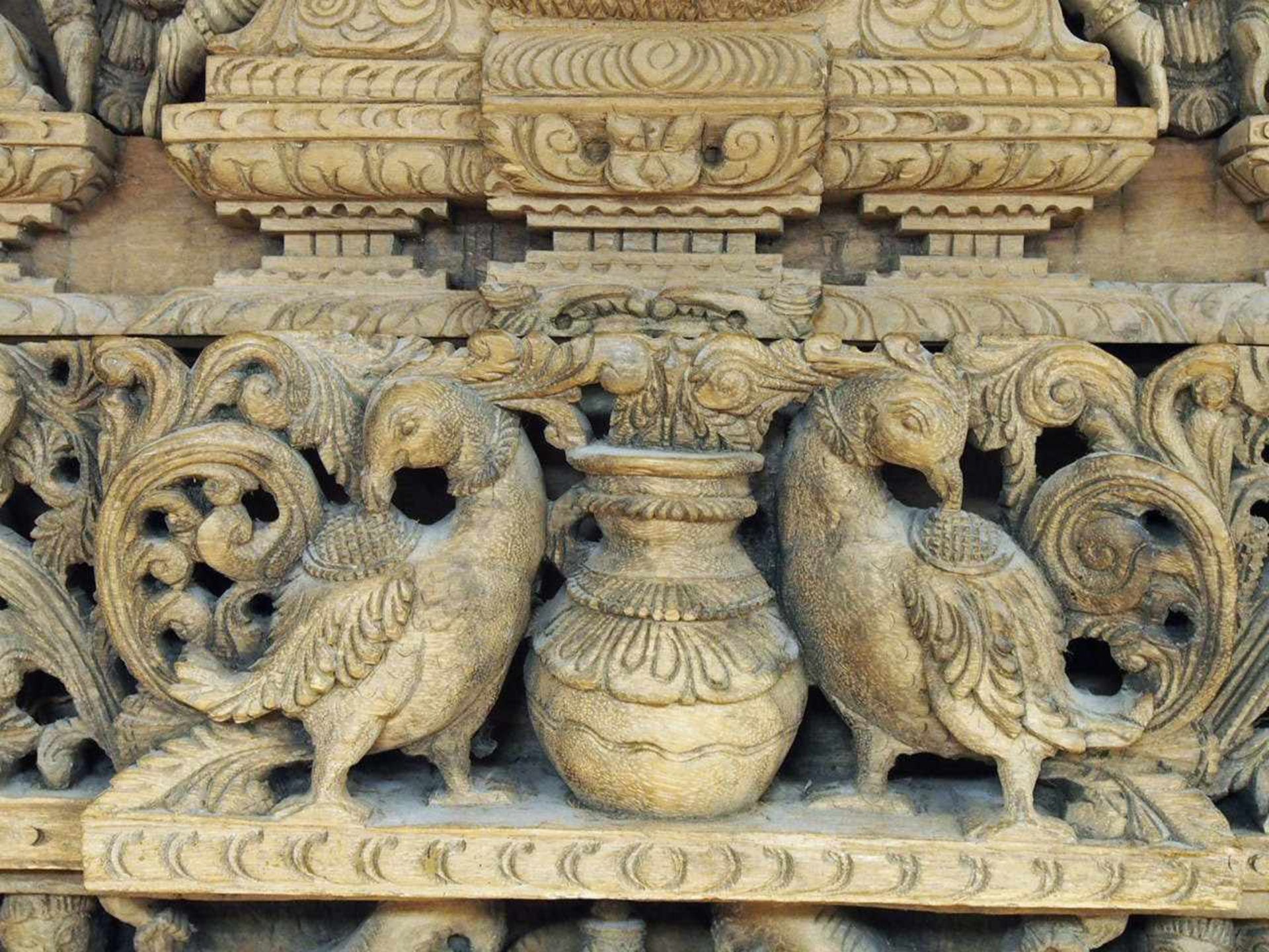 Einfassung einer Tempeltür mit TürblattHolz, reich geschnitzt mit mythologischen Figuren und - Image 5 of 5