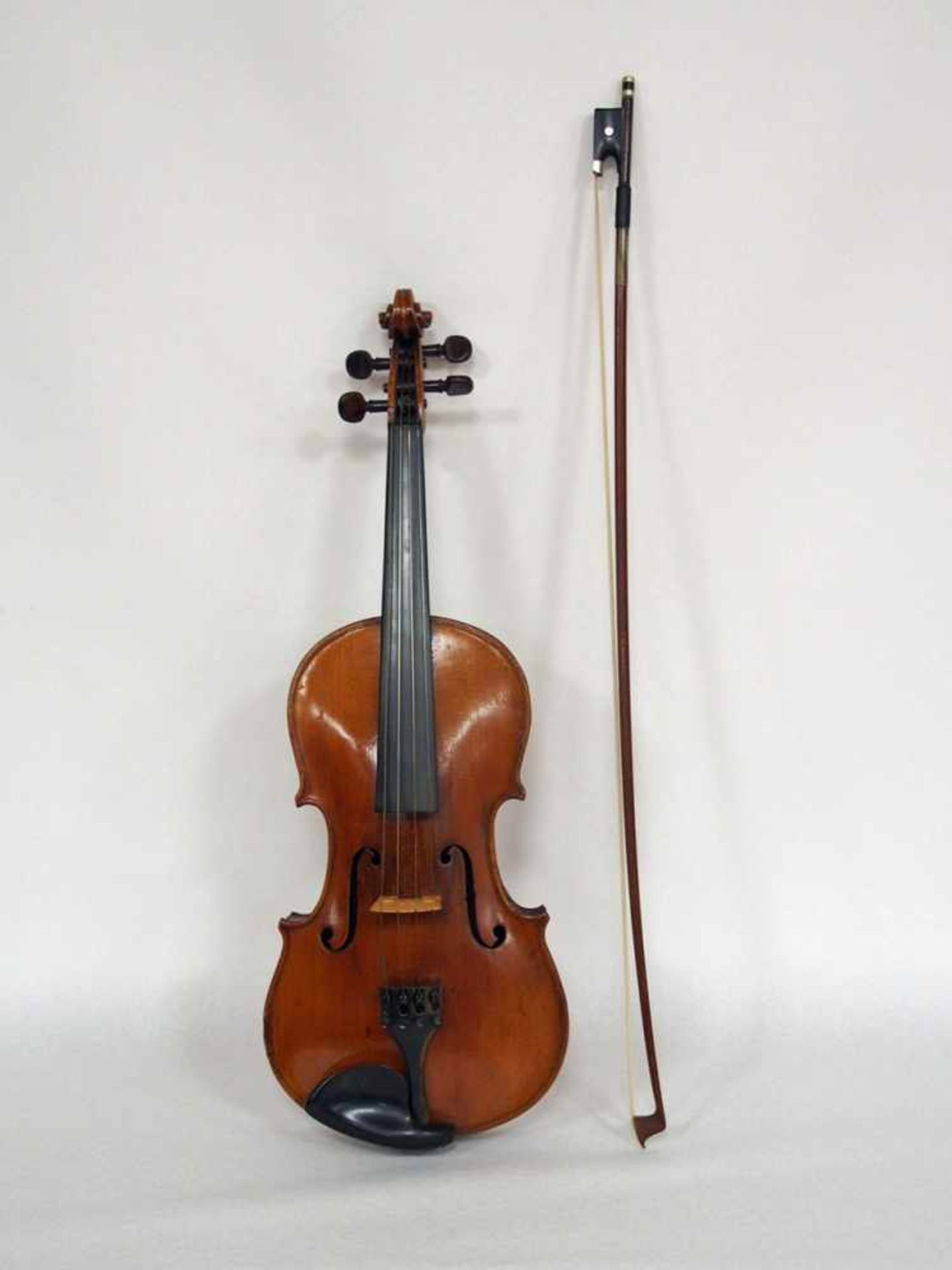 Violine, Deutsch 19. JahrhundertFichte (Decke), Ahorn (Zargen und einteiliger Boden), alter