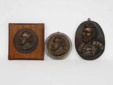 3 Bronzeplaketten mit Brustporträts von Leon GambettaFrankreich 19. Jh., Durchmesser 16-17 cm,