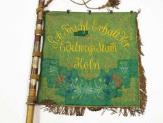 Trachtenfahne des Gebirgstrachten-Erhaltungsvereins Edelweiss-Stamm KölnStange, Holz, geschnitzt,