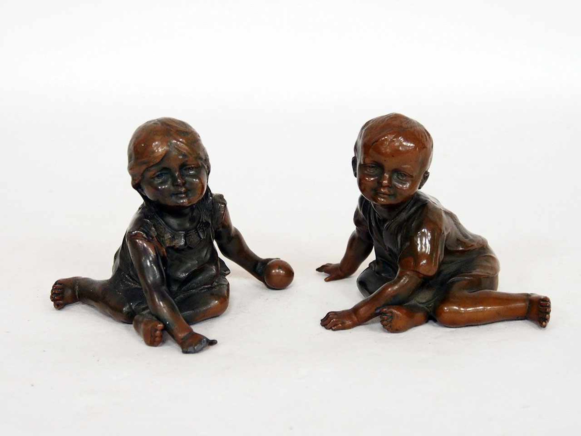 Paar sitzende KinderBronze, Deutsch, um 1910, Höhe 7,5 cm (Beschädigungen an den Fingern)
