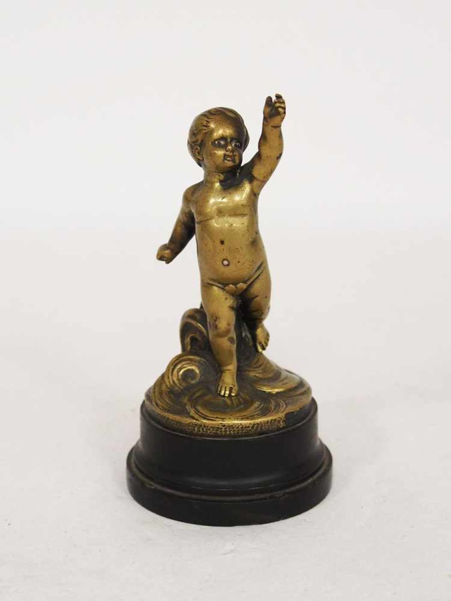 Putto, der aus Wellen aufsteigtBronze, Frankreich 19. Jahrhundert, Höhe 10 cm (ohne Steinsockel)