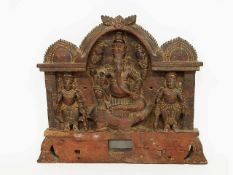 Türgiebelreliefmit Darstellung des Elephantengottes Ganesha, Indien 18. Jh. (oder früher), Holz,