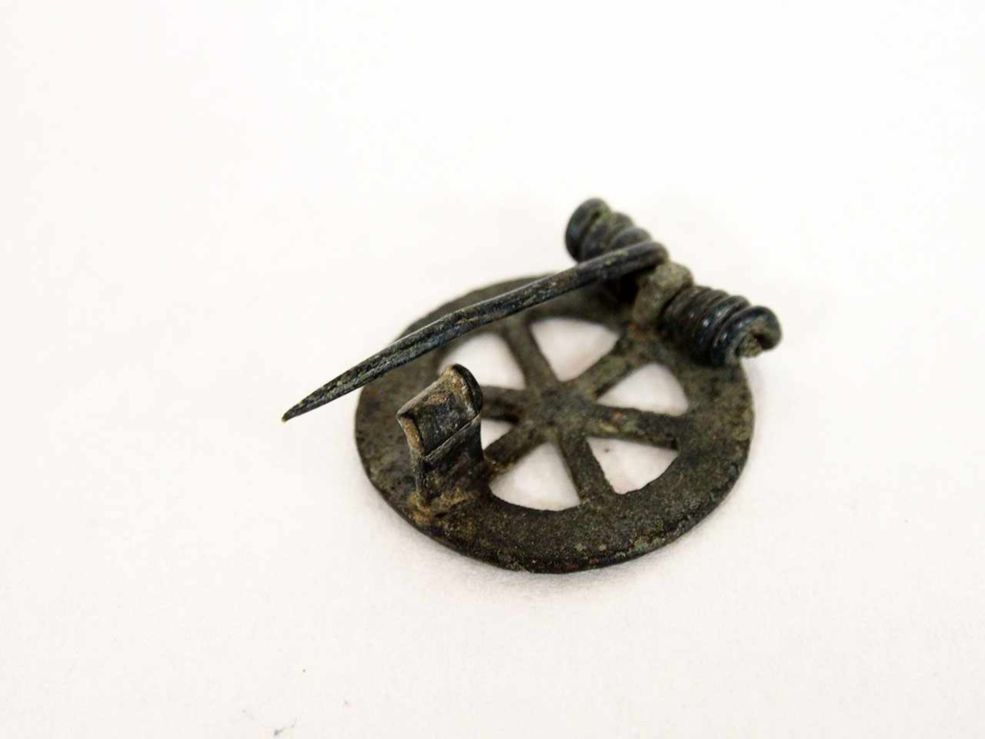 RädchenfibelBronze, Römisch 3. / 4. Jh. n. Chr., Durchmesser 3 cm - Bild 2 aus 2