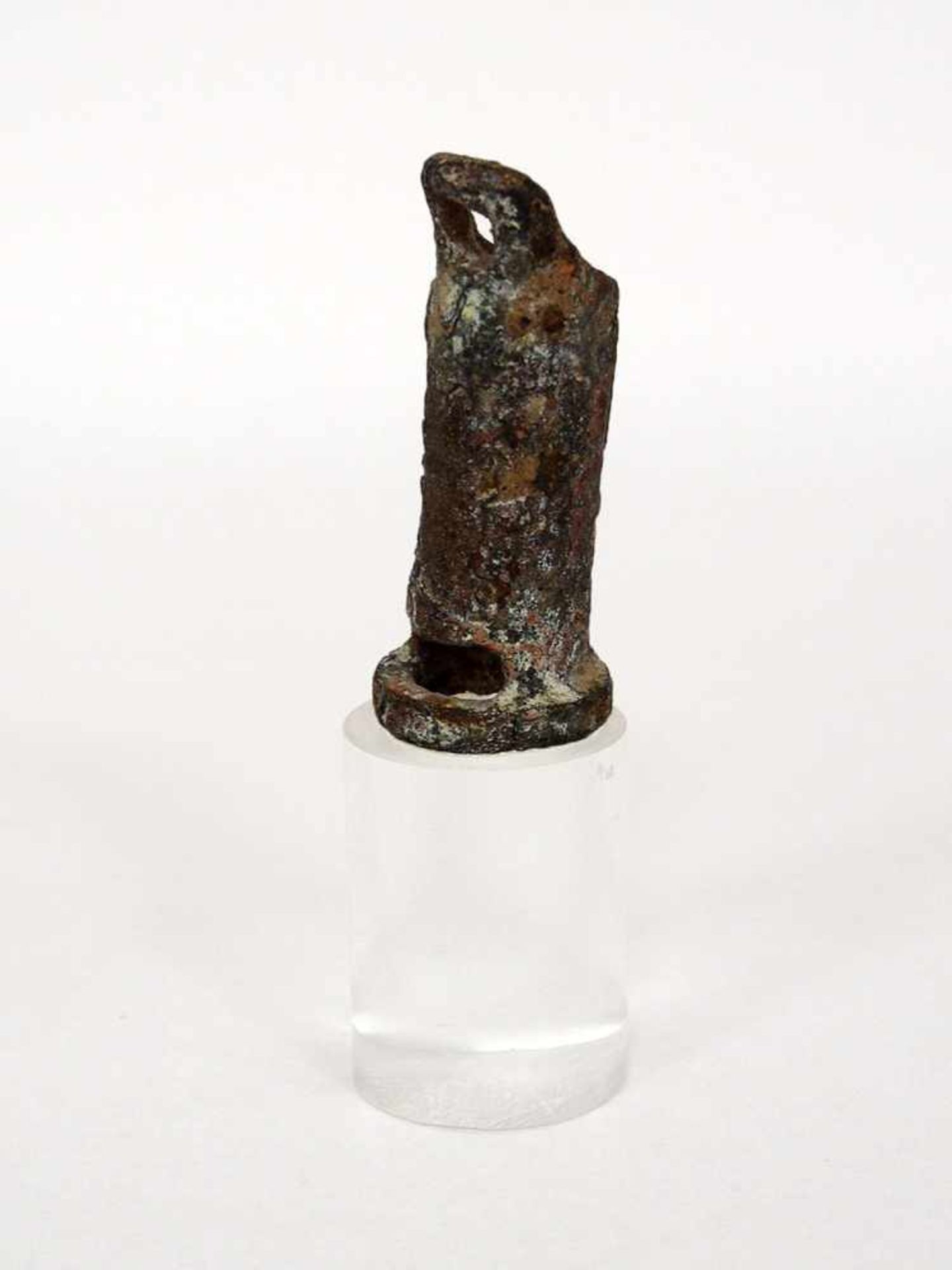 Riemenverteiler (?)Eisen, Römisch 3. Jh. n. Chr., Höhe 7,5 cm (ohne Plexiglassockel)