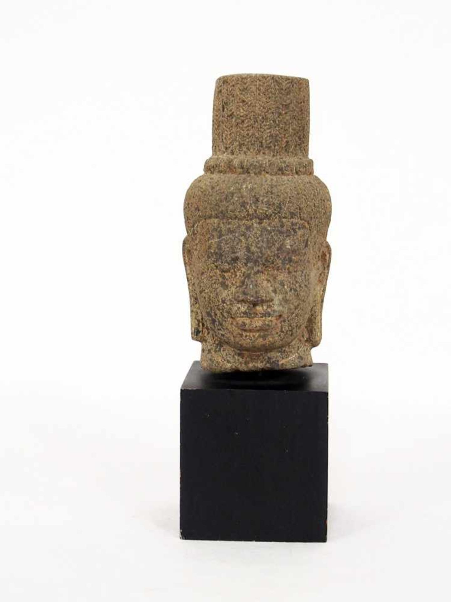 Buddha-KopfBurma, wohl 17. Jh., Stein, Höhe 17 cm, Sockel vorhanden (aus dem Nachlass des Malers