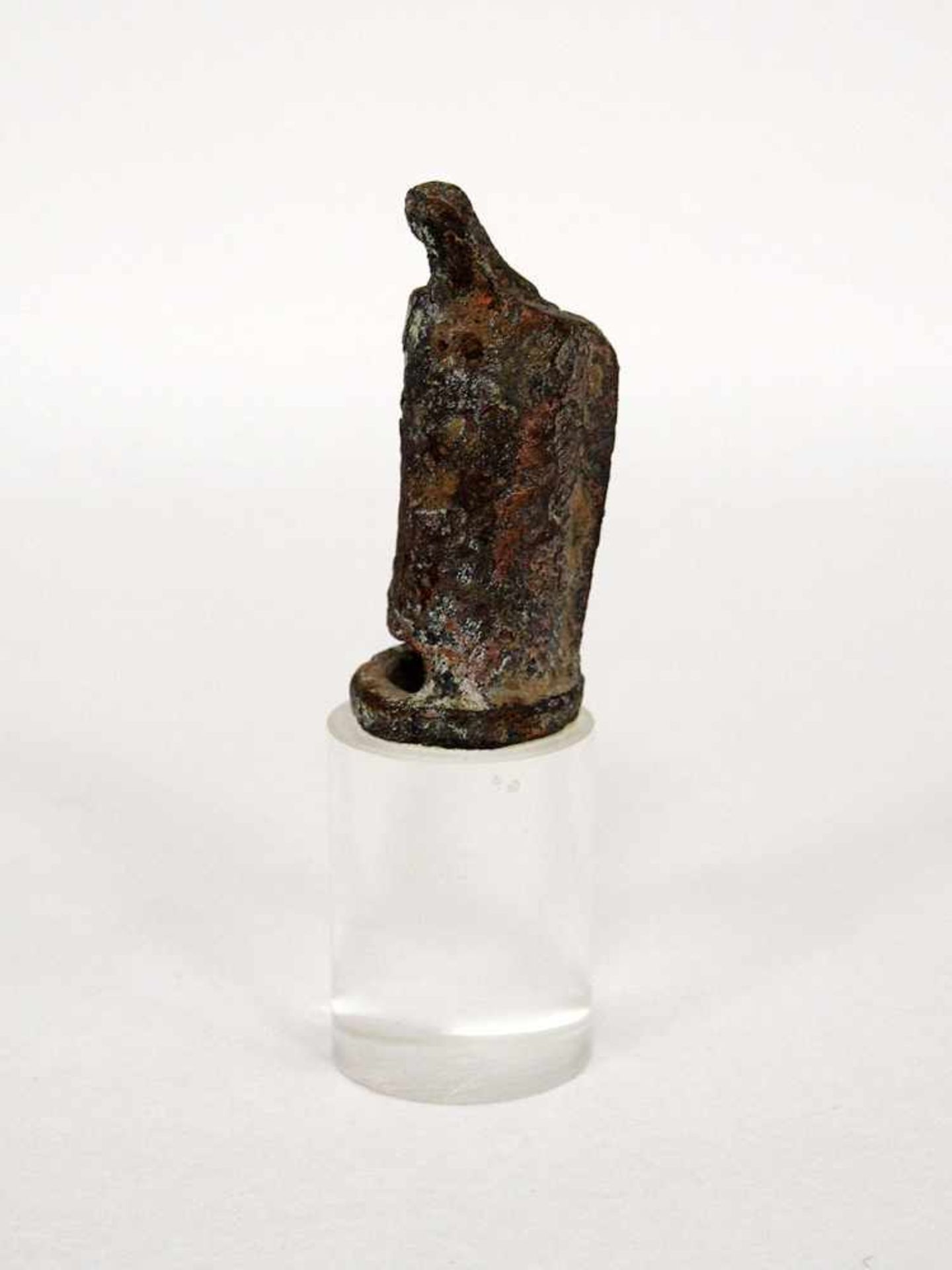 Riemenverteiler (?)Eisen, Römisch 3. Jh. n. Chr., Höhe 7,5 cm (ohne Plexiglassockel) - Bild 2 aus 2
