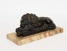 Schlafender LöweBronze, Deutsch, um 1900, Höhe 9 cm, Länge 21 cm (ohne den Steinsockel; dieser mit