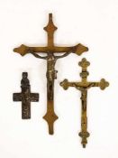 Drei KruzifixeBronze, Corpus 14. Jahrhundert, H. 10 cm (Kreuz neu); Kreuz mit Corpus, Bronze 18.