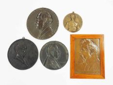 Konvolut von 5 Porträtplaketten1902-1937, Bronze, Eisen, bis zu 24 x 17 cm, Durchmesser 23 cm