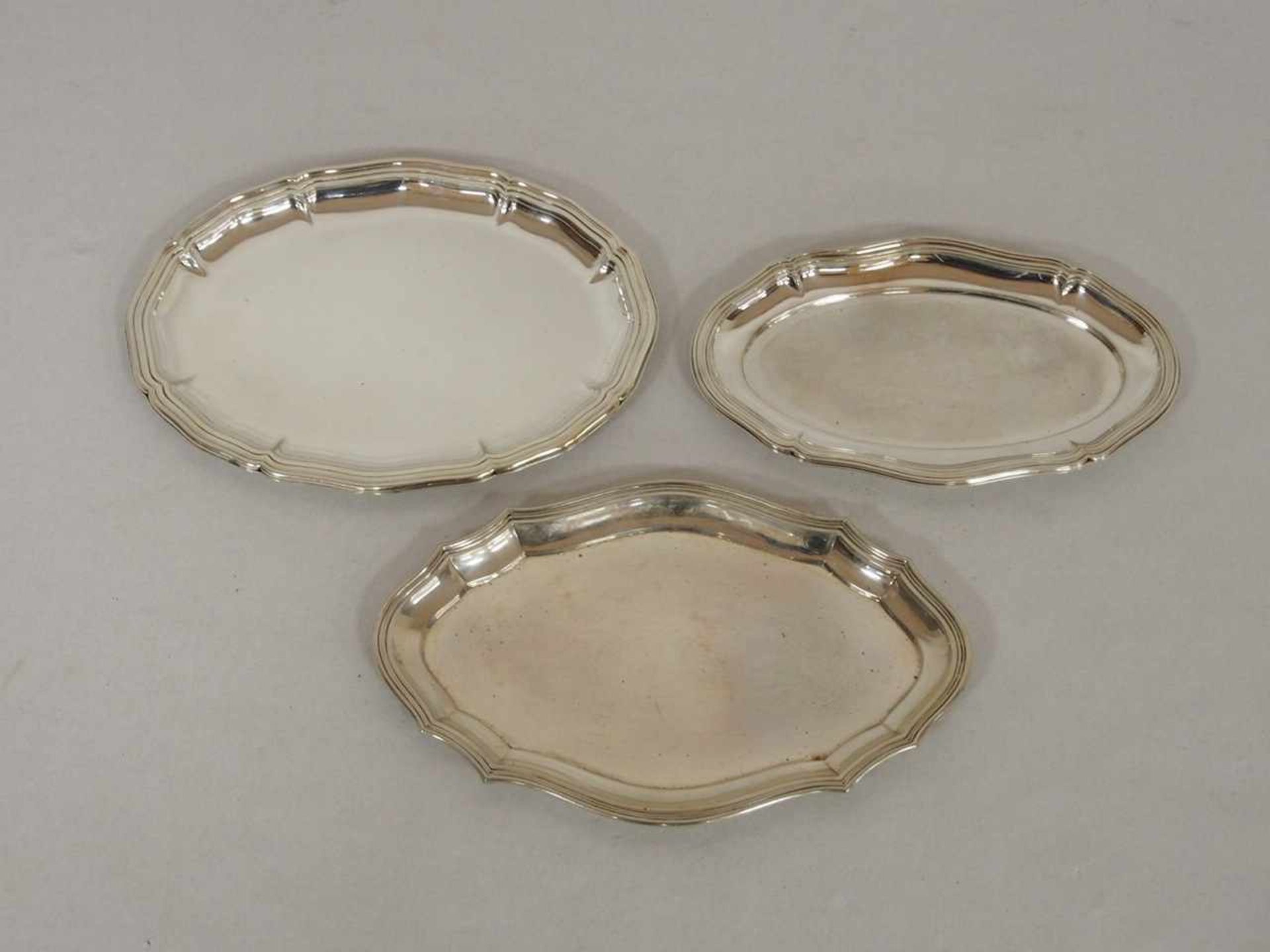 Drei Anbiettabletts800er (2x) bzw. 835er Silber, Deutsch, bis zu 25 x 18 cm, Gewicht 477g