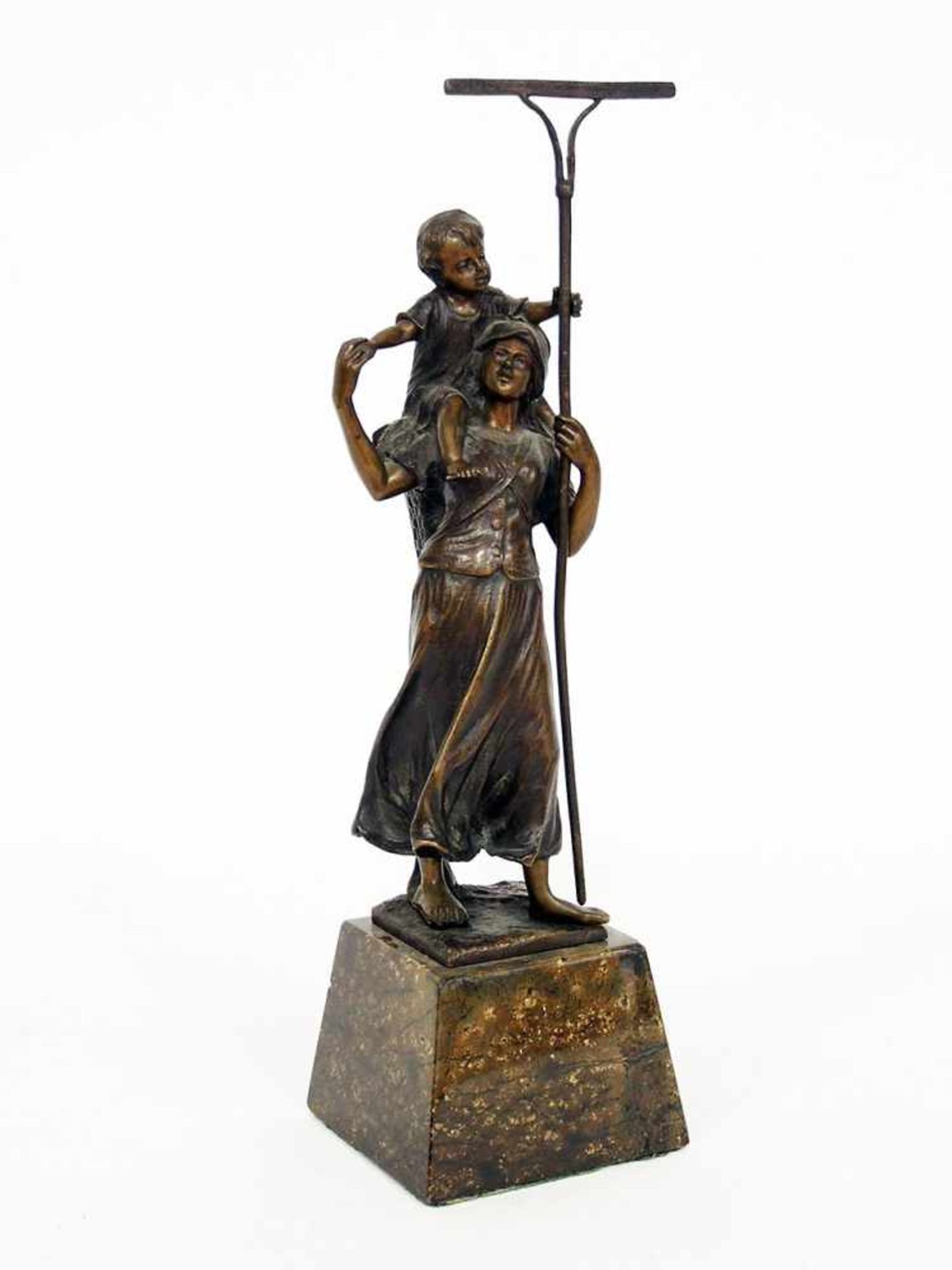 KOWALCZEWSKI, Paul Ludwig1865-1910Bäuerin mit Kind und RechenBronze, signiert auf der Plinthe,