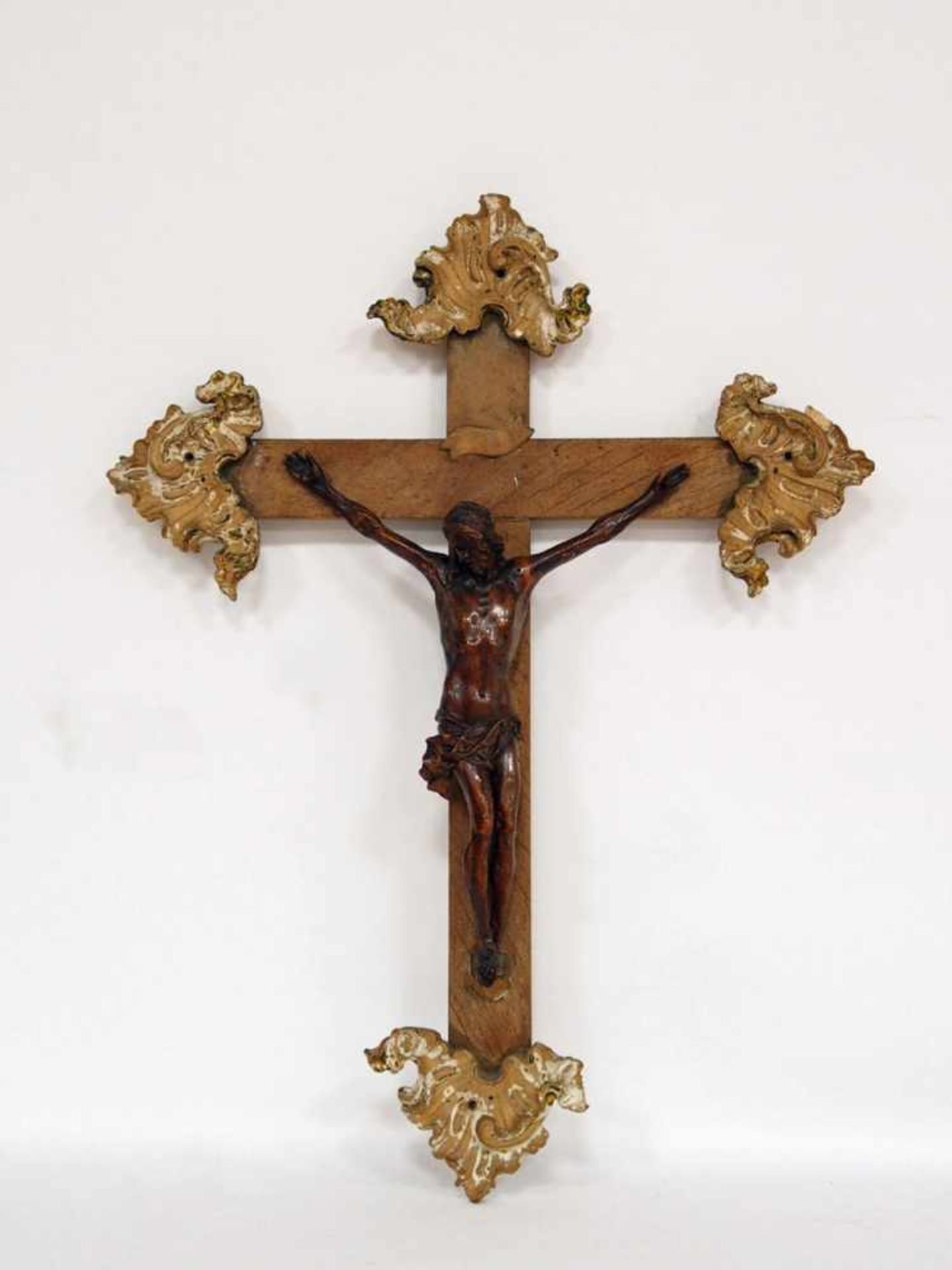 KruzifixSüddeutsch, um 1700, Corpus Holz, vollrund geschnitzt, braun lasiert, Höhe 31 cm, Kreuz (