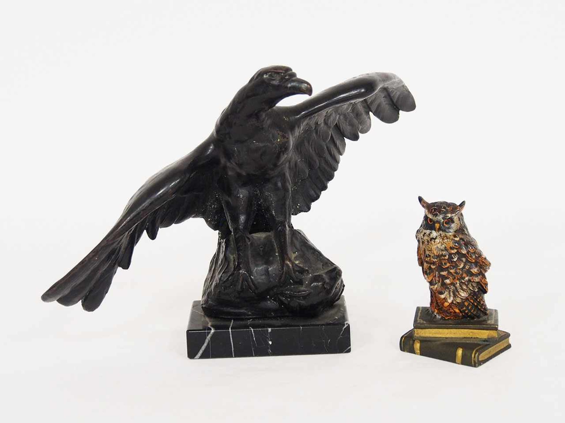 Eule auf BücherstapelWiener Bronze, kaltbemalt, um 1910, Höhe 10 cm; Adler auf Felsen, Bronze(?),