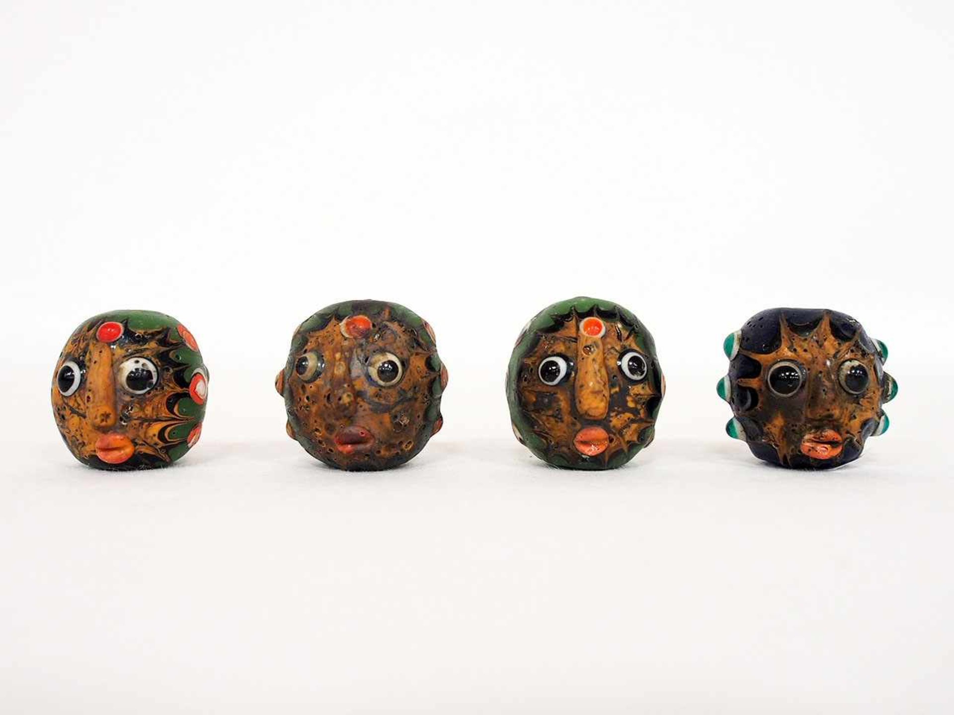 Vier Glasperlen in Kopfformfarbiges Glas, Millefiori, Westafrika, Höhe 3 cm (Privatsammlung
