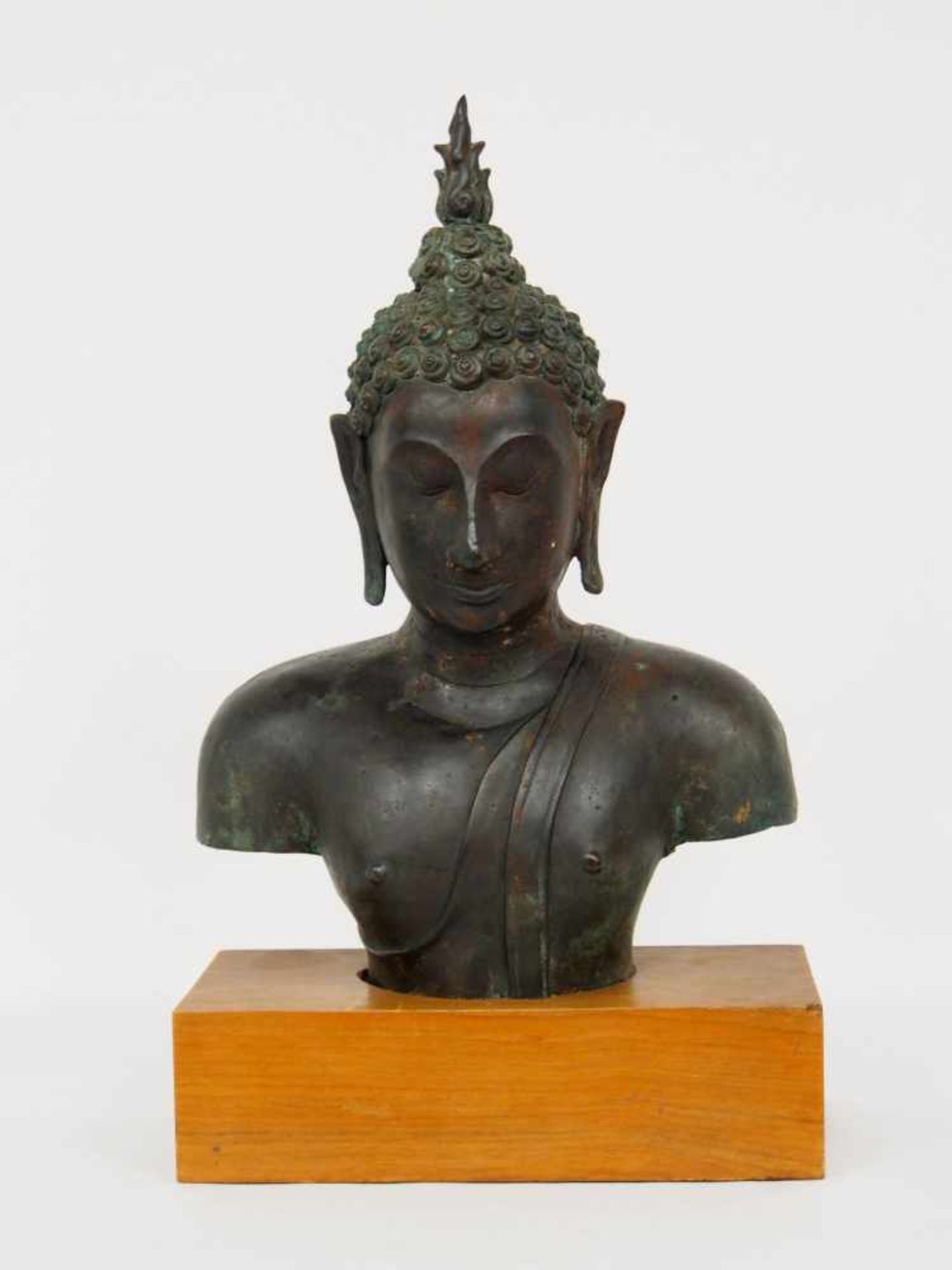 Buddha-BüsteBronze, Thailand, wohl 16. Jahrhundert, Höhe 38 cm (ohne modernen Holzsockel)