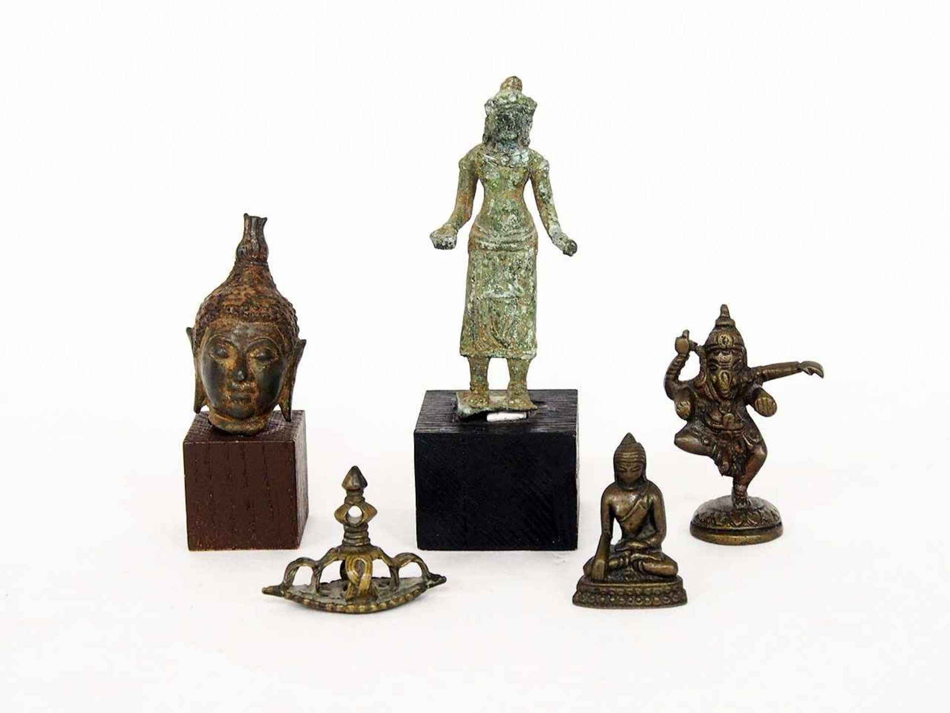 Konvolut BronzeobjekteThailand 17.-19. Jh., Ganesha, Buddha-Kopf, thronender Buddha, stehender