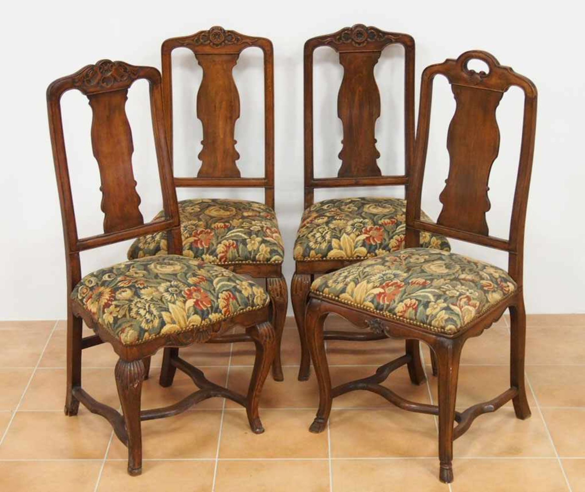 Set von 4 Stühlen, Westdeutschland 18. / 19. Jh.Nussbaum, Sitzhöhe 48 cm (Satz von drei - Image 2 of 2