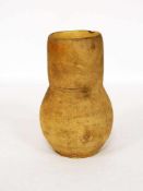 BecherIrdenware, innen glasiert, Maasland, wohl 12. Jh., Höhe 19 cm