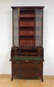 Secretaire bookcaseMahagoni, reiches Innenleben, Platte mit neuem Lederbezug, England 19.