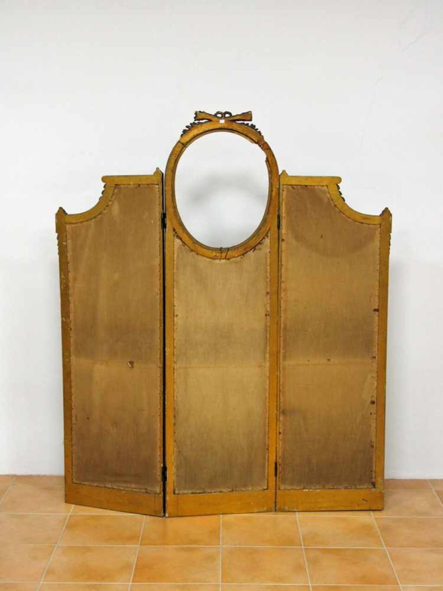 Kleiner Paravent, Frankreich 19.Jh.Holz, geschnitzt und vergoldet, alte Stoffbespannung, 161 x 135 - Image 2 of 2