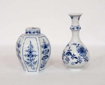 TeedoseMeissen, achteckig, Zwiebelmuster, Höhe 14 cm; Vase, Meissen, Zwiebelmuster, Höhe 18 cm