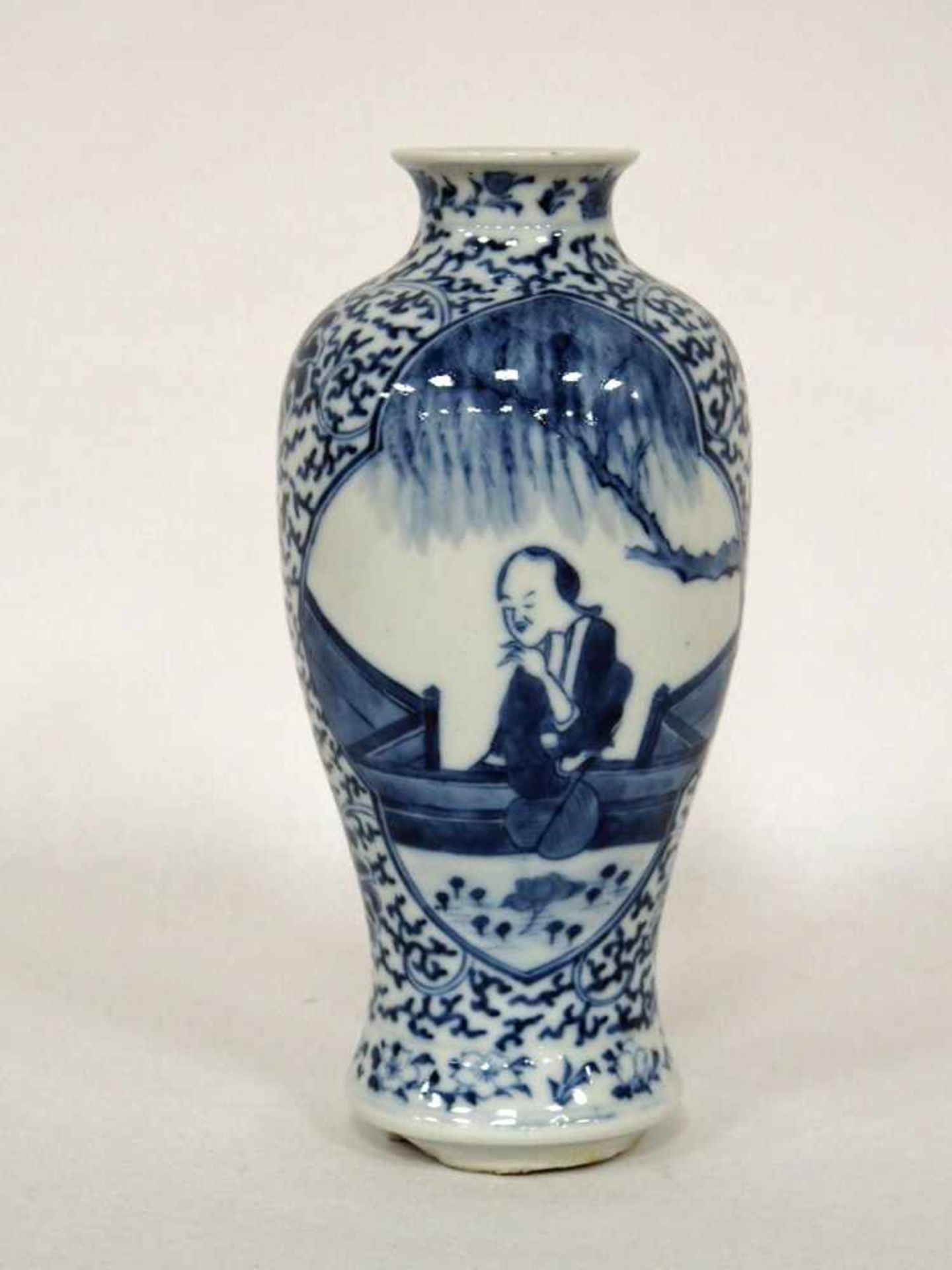 VasePorzellan, Blau-Weiß-Malerei, bodenseitig gemarkt, China 19. Jahrhundert, Höhe 24 cm, (
