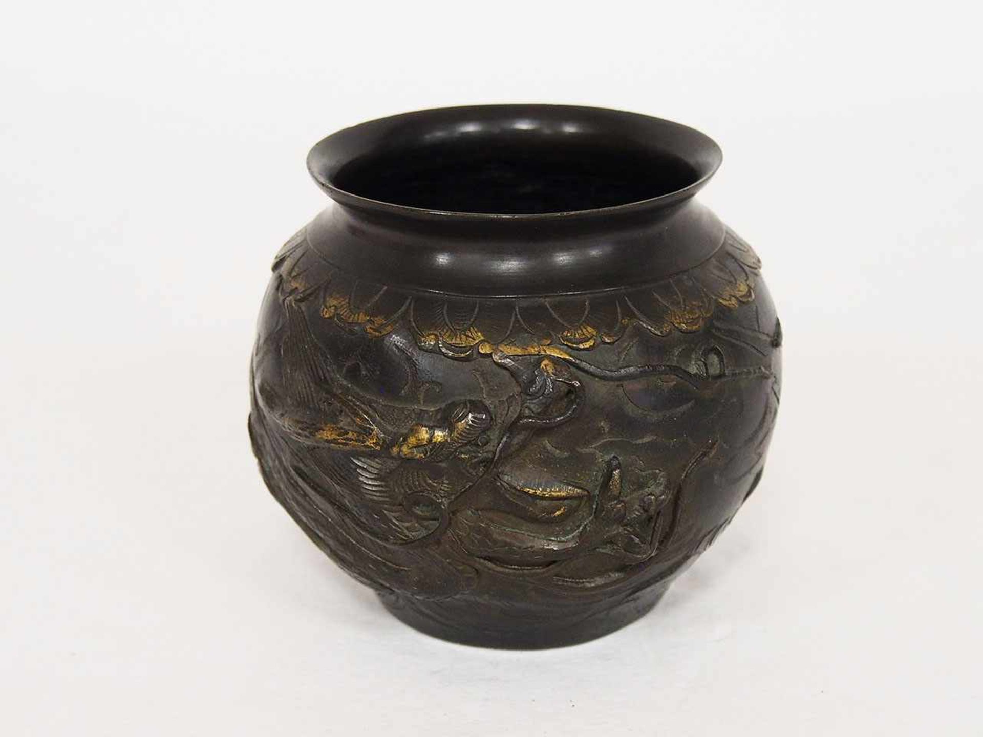 Vase mit DrachendekorJapan, Mejii-Zeit, Bronze, verschiedenfarbig patiniert, Höhe 10 cm, Durchmesser