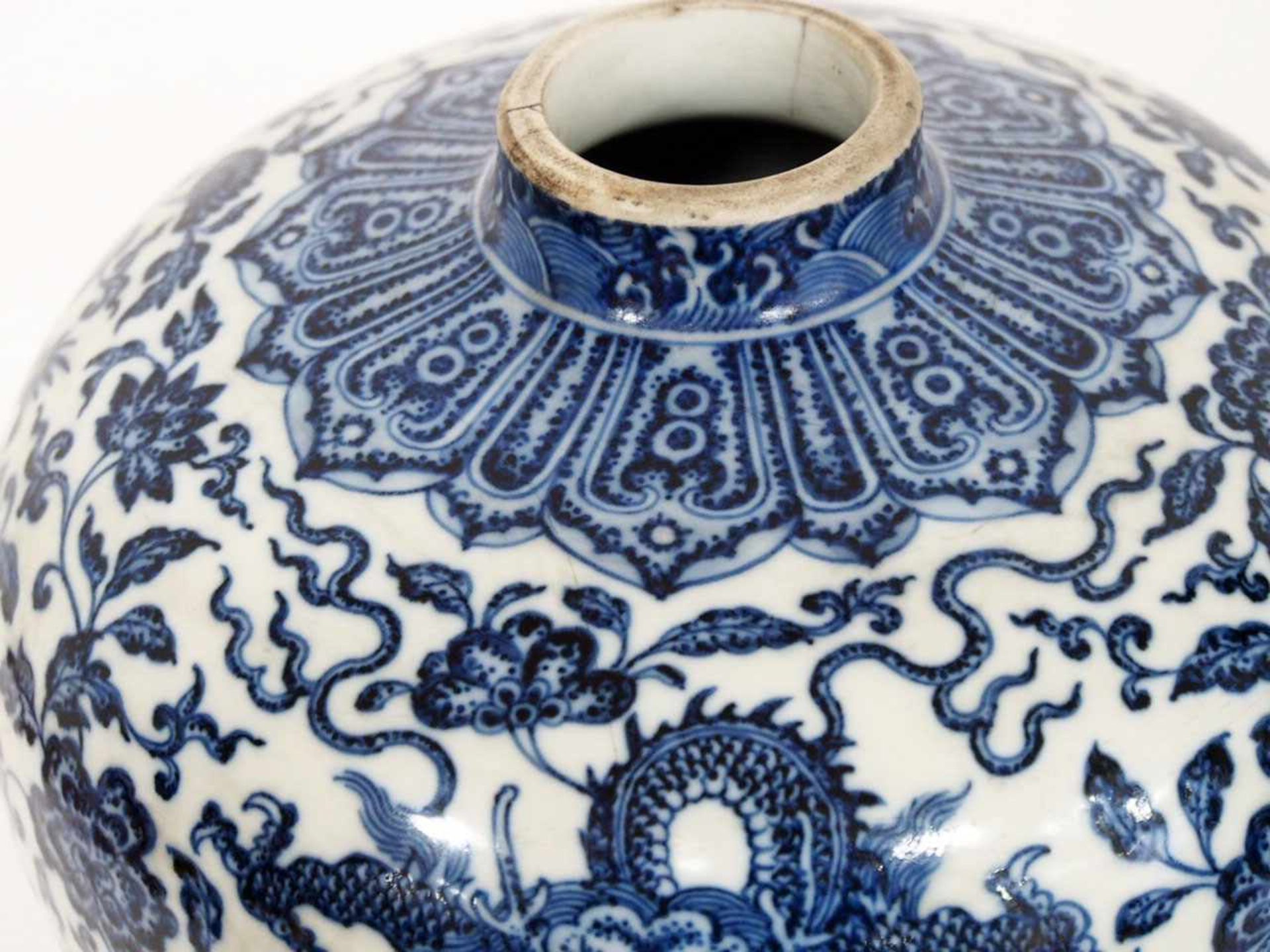 VaseMei-Ping, China, wohl 18. Jh., Porzellan, mit blau-weißer Drachenmalerei, mit Siegelmarke, - Image 2 of 3