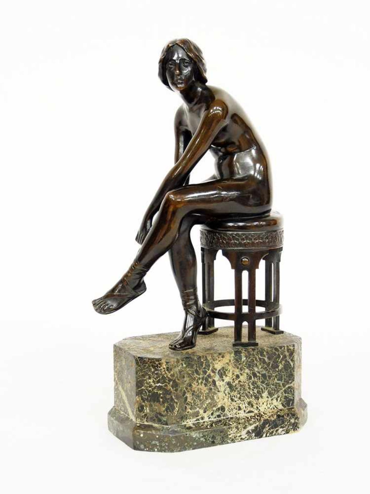 VORDERMAYER, Ludwig1868-1933SandalenbinderinBronze, signiert auf dem Hocker, Gießermarke "Aktien