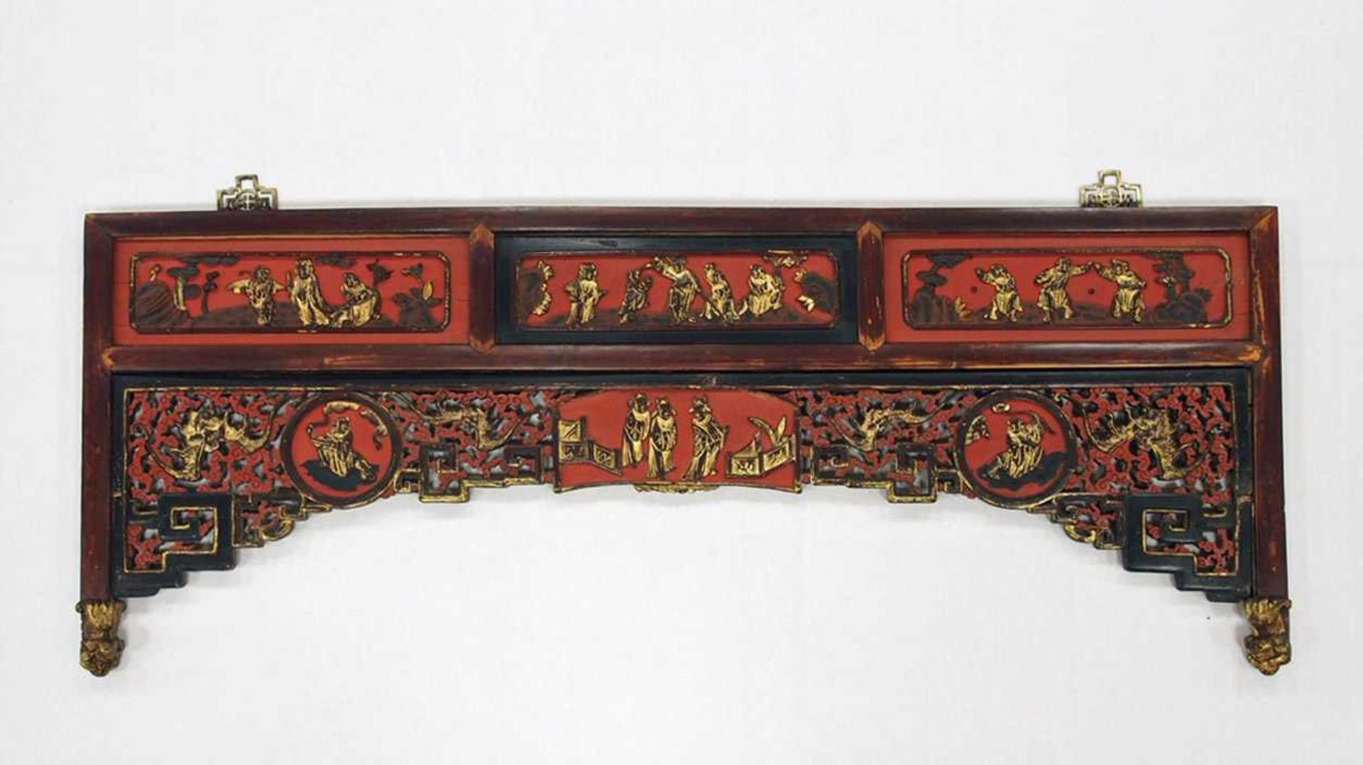 TürsturzHolz, geschnitzt, farbig gefasst und vergoldet, 52 x 136 cm, China 19. Jahrhundert