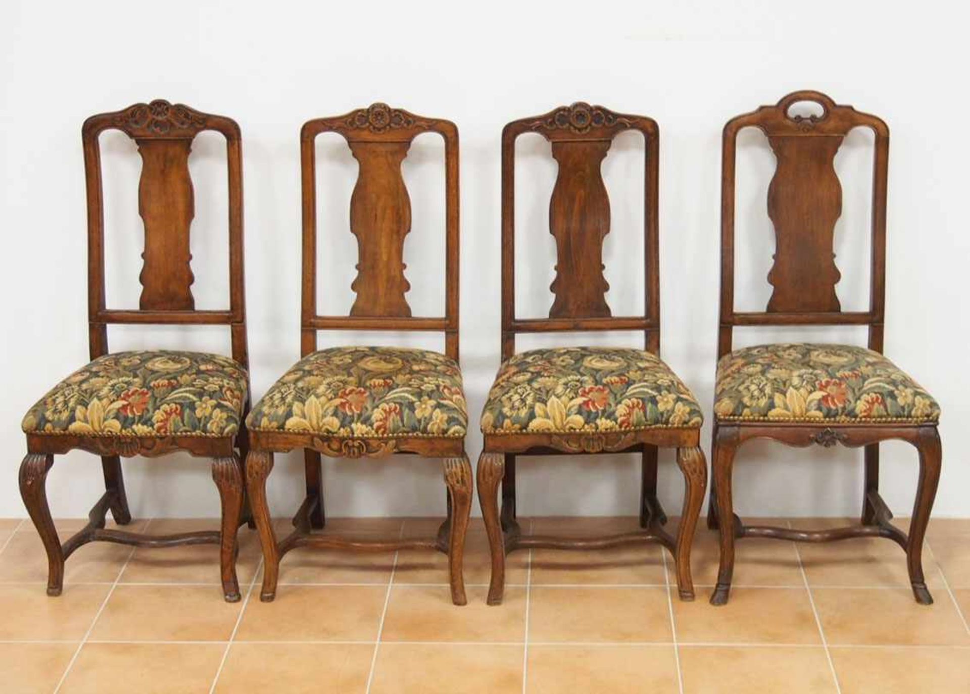 Set von 4 Stühlen, Westdeutschland 18. / 19. Jh.Nussbaum, Sitzhöhe 48 cm (Satz von drei