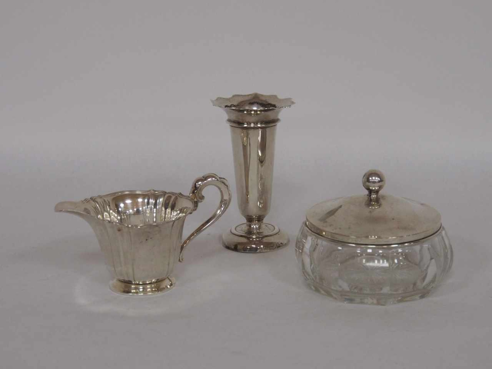 Drei Teile SilberVase, Birminhham 1913, Höhe 11 cm (Fuß minimal verbogen), Milchkännchen, Geyer &