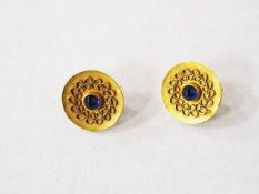 Paar Ohrclips750er Gelbgold, Saphir Cabochons, Peter Heyden, Köln, Durchmesser 1,8 cm, Gewicht 9 g