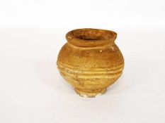 UrnenbecherPingsdorf, Irdenware, 11./12. Jh., Höhe 11,5 cm, Durchmesser 9 cm