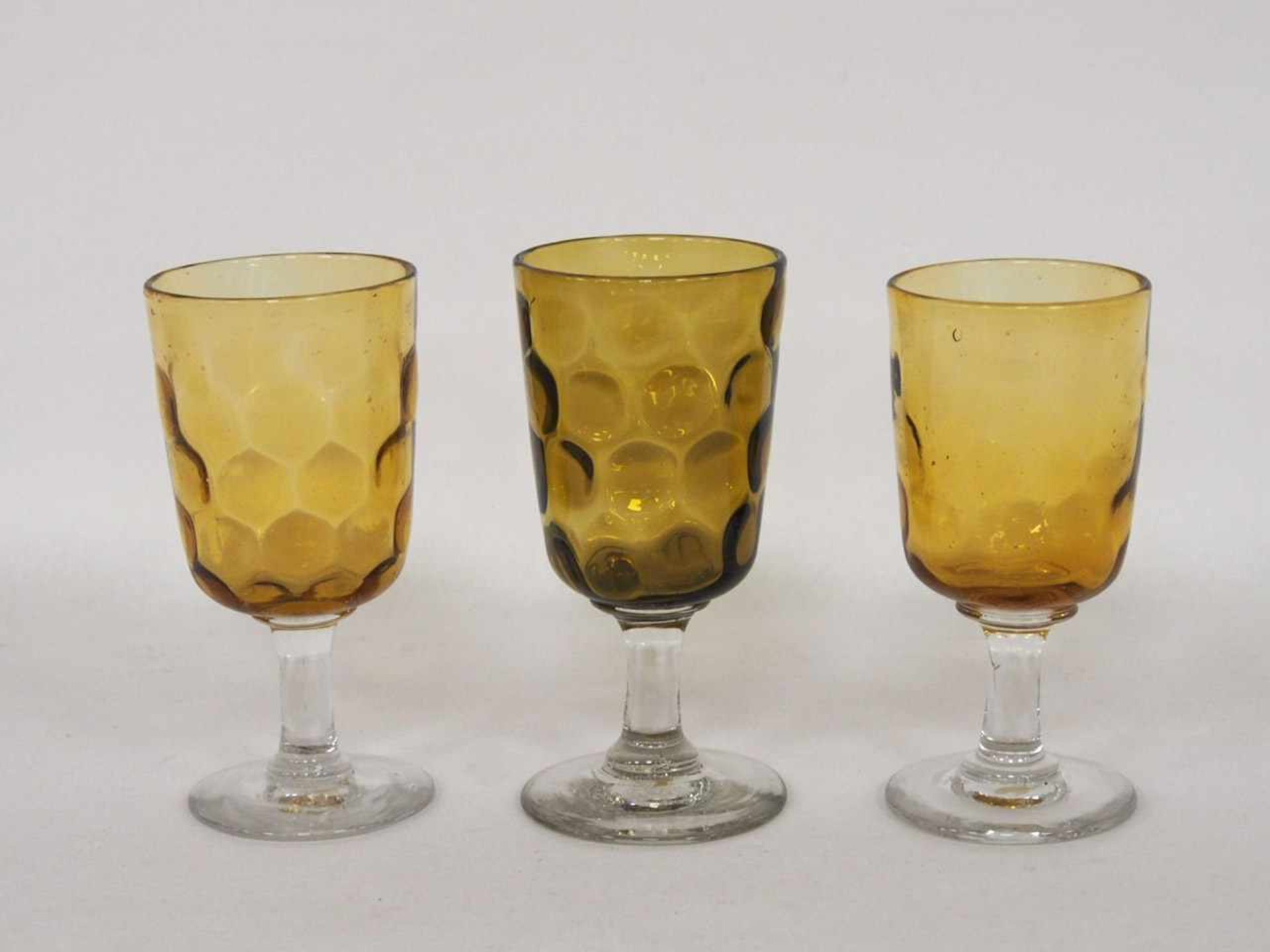 Set von 3 WabengläsernGlas, gefärbt, Deutsch 19. Jh., Höhe 15 cm