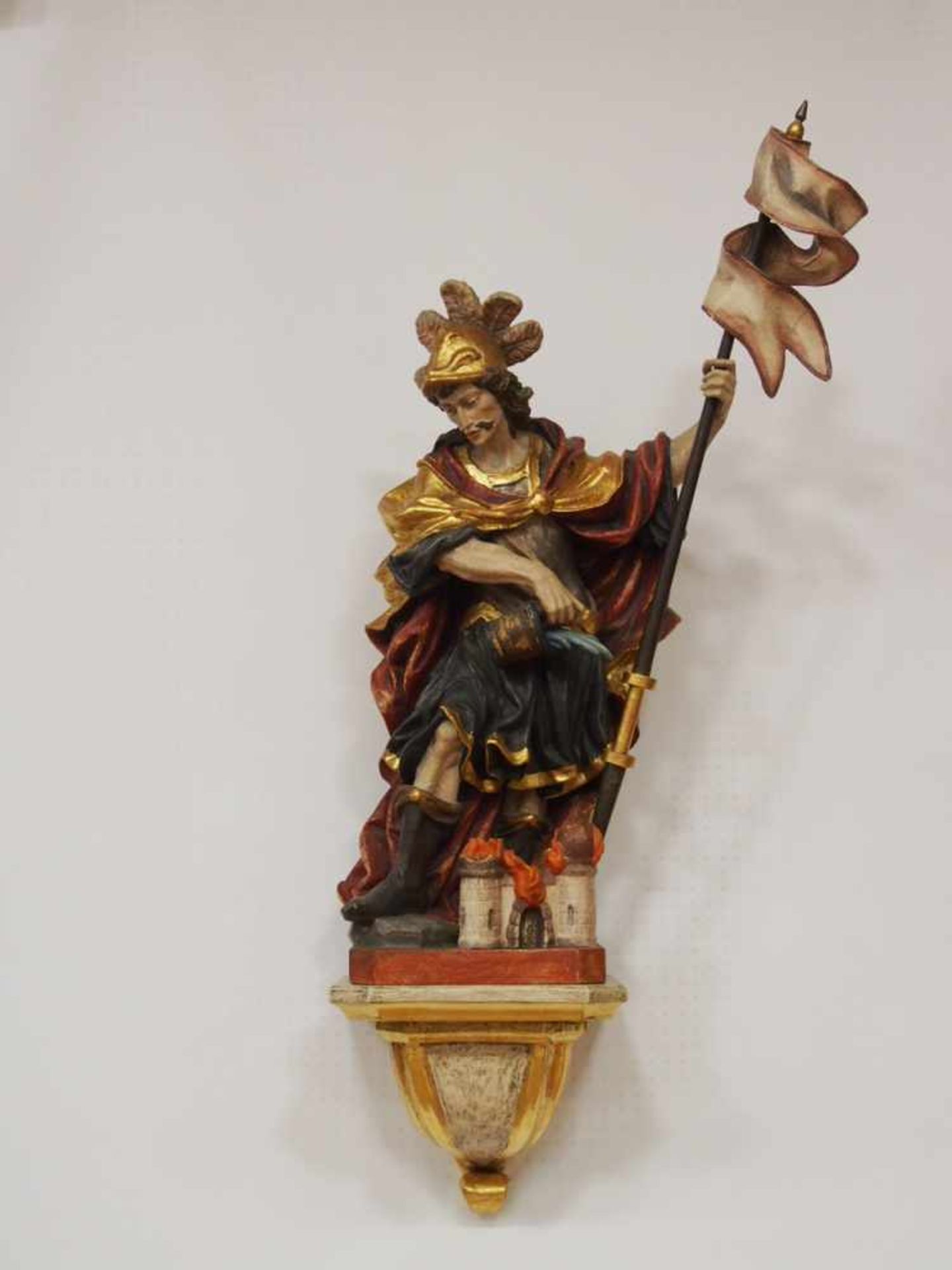 Heiliger FlorianHolz, vollrund geschnitzt, farbig gefasst, versilbert und vergoldet, Alpenländisch