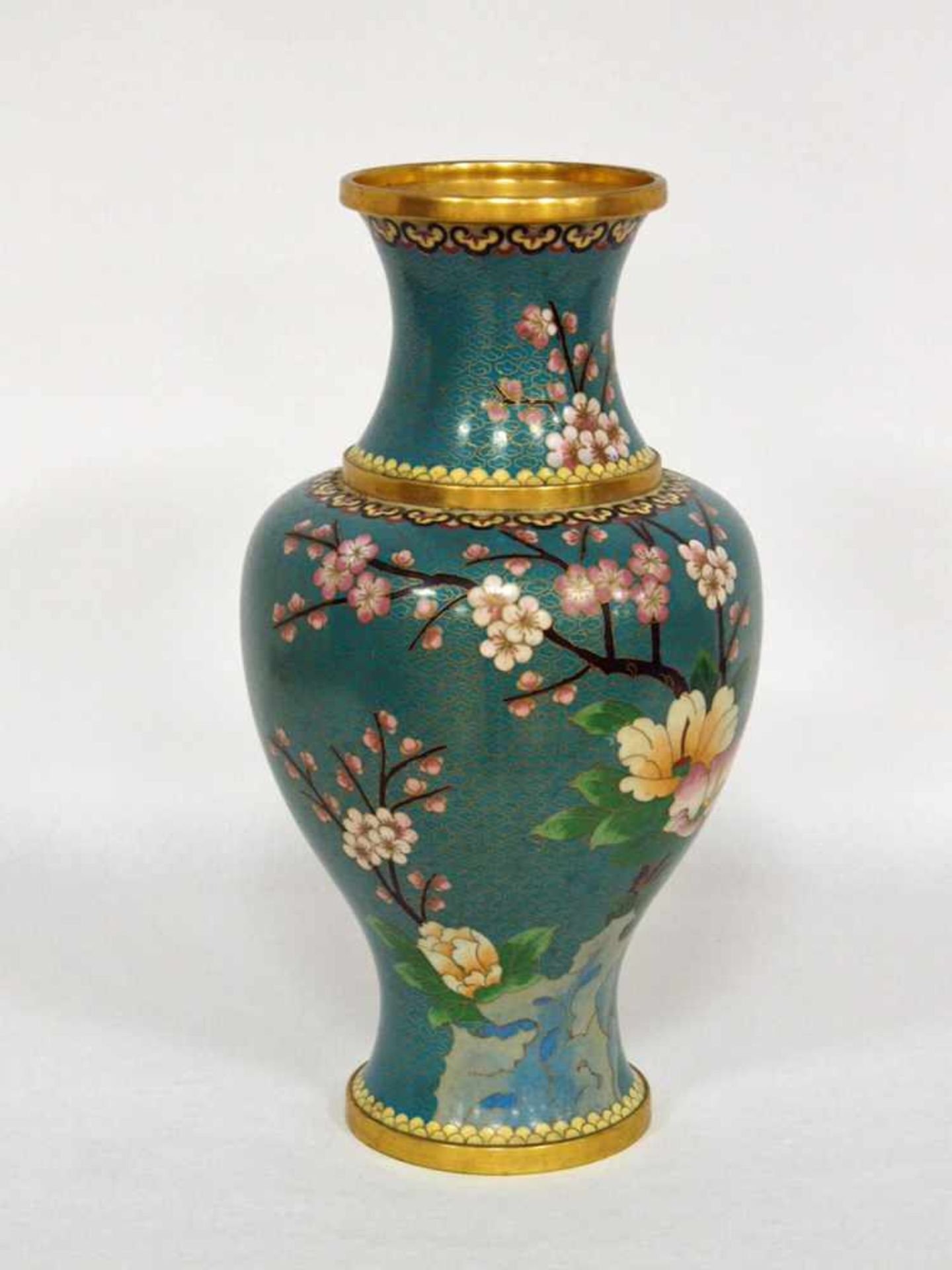 Große VaseKupfer, Cloisonné mit Mandelblütendekor, China 20. Jahrhundert, Höhe 40 cm