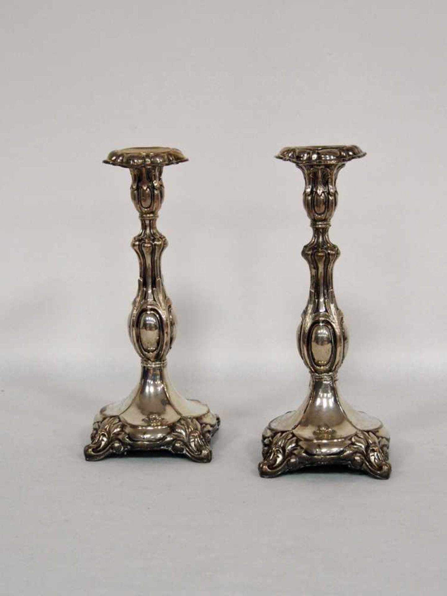 Paar KerzenleuchterSilber, deutsch 19. Jahrhundert (gefüllt), Höhe 27 cm (alte Reparaturen)