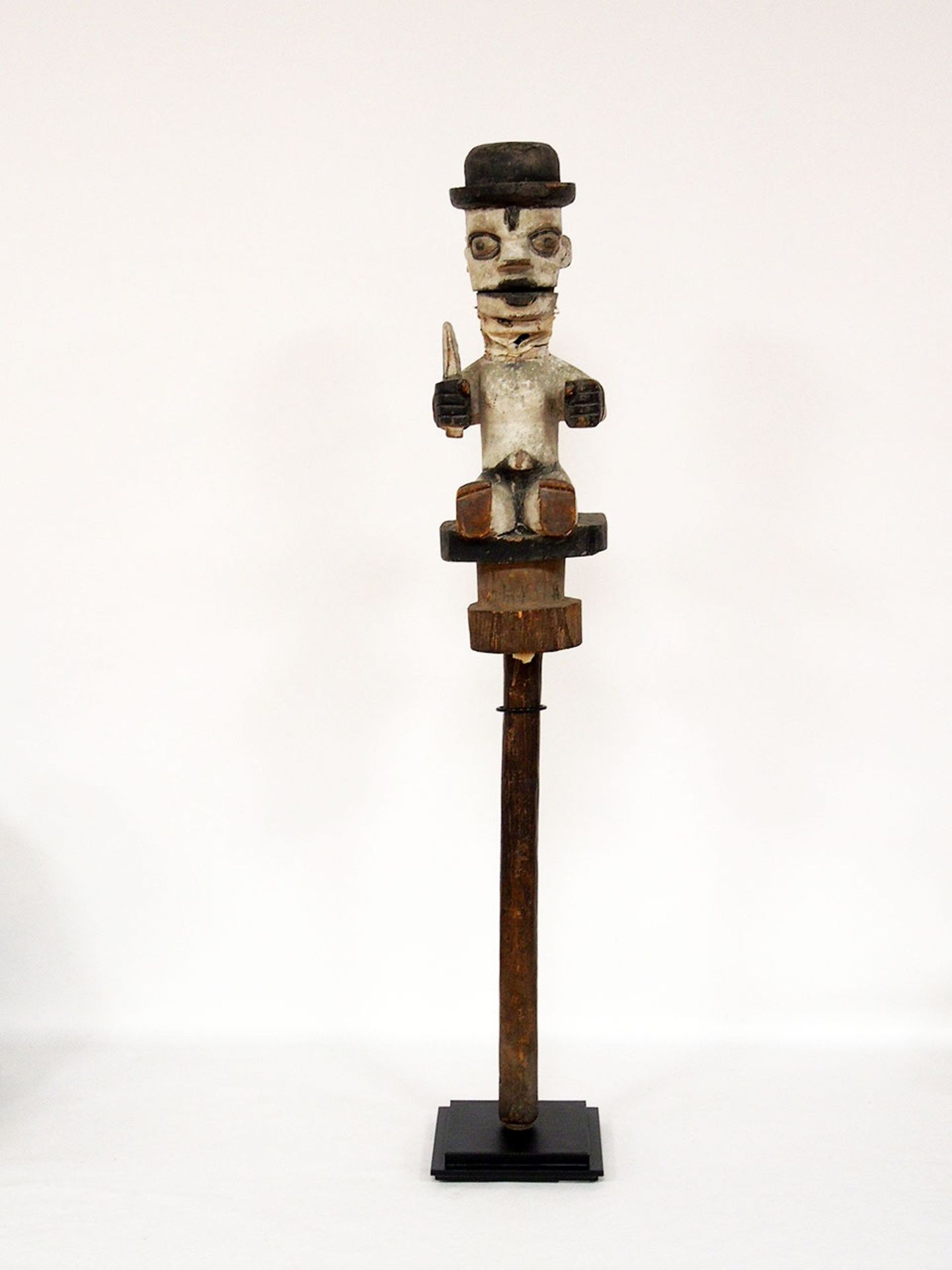 SprecherstabIgbo, Nigeria, Holz, geschnitzt, farbig gefasst, Leinengelenk, Höhe 90 cm, moderner - Image 2 of 2