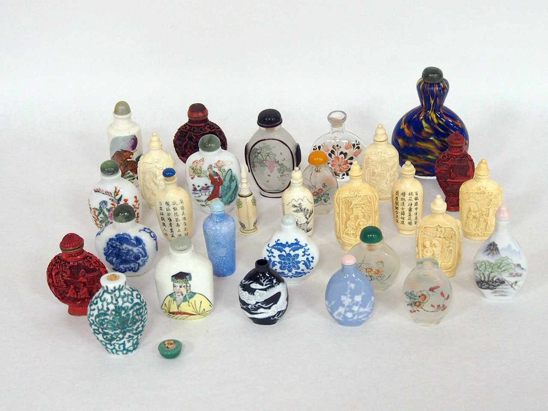 Konvolut Snuff-bottlesverschiedene Materialien (Elfenbein, Rotlack, Glas, Porzellan); teilweise ohne