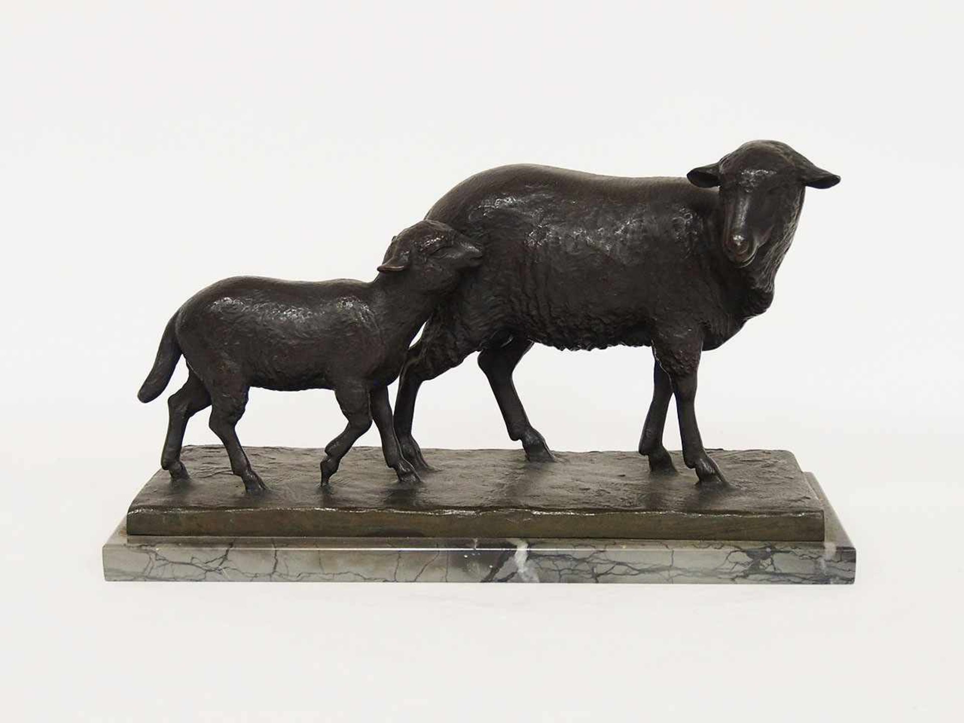 REICHEL, Alfred1856-1928Schaf mit LämmchenBronze, signiert auf der Plinthe, 22 x 35 x 12,5 cm (