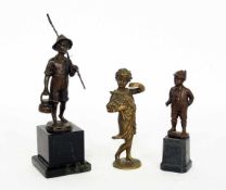 Junge mit AngelBronze, Höhe 21 cm (mit Steinsockel); "Junge mit Rucksack", Bronze, Höhe 13 cm (mit