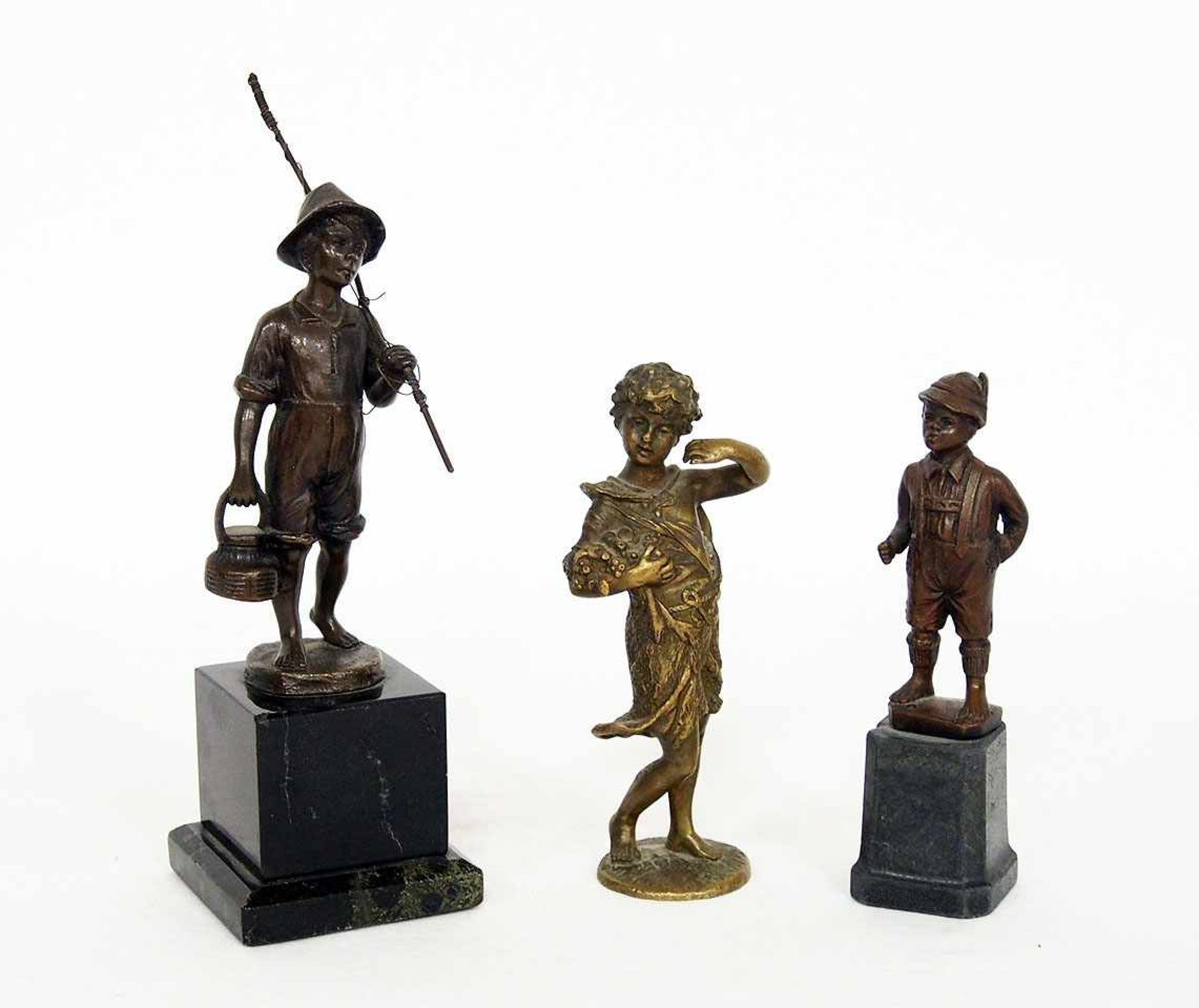 Junge mit AngelBronze, Höhe 21 cm (mit Steinsockel); "Junge mit Rucksack", Bronze, Höhe 13 cm (mit