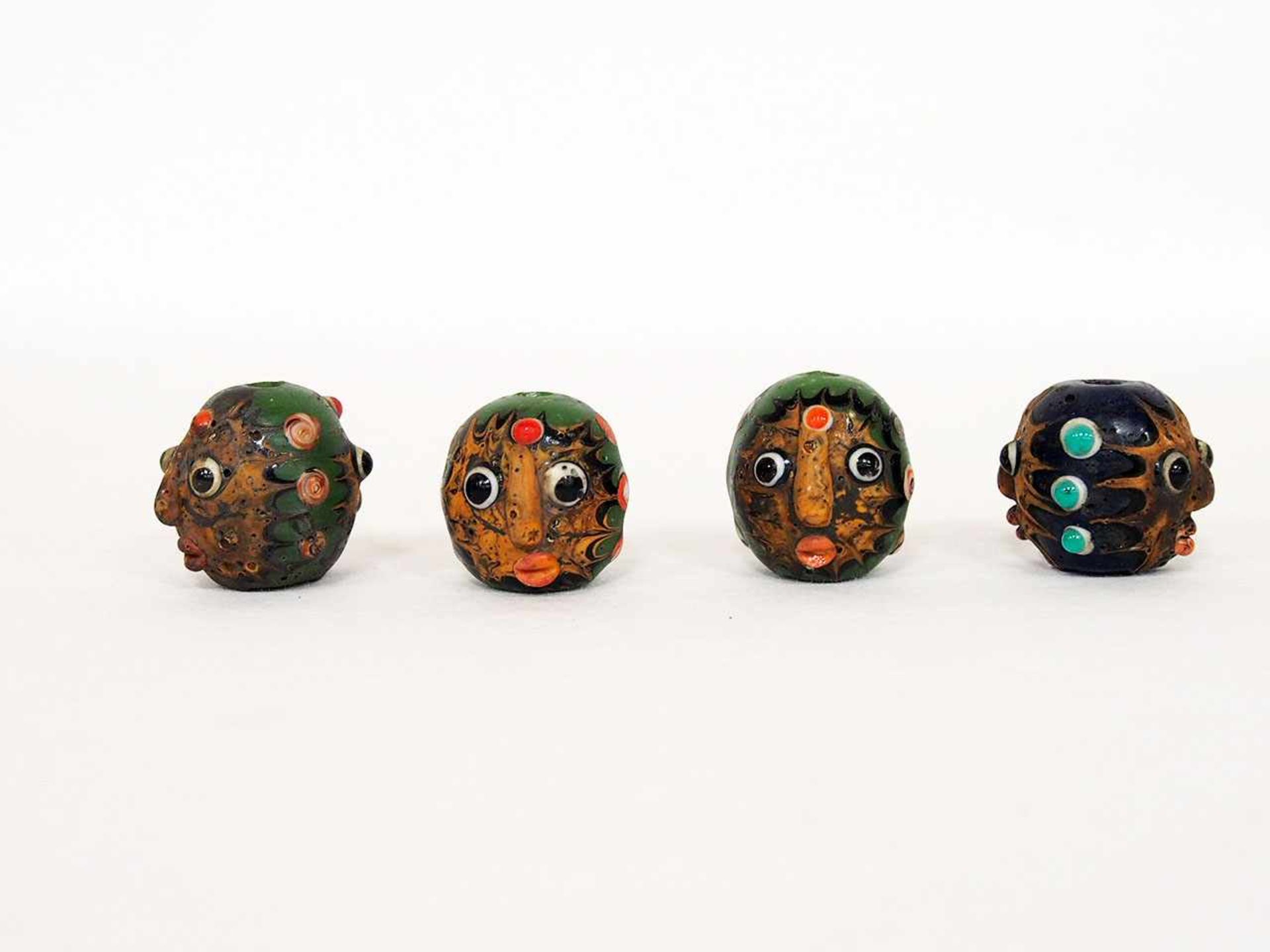 Vier Glasperlen in Kopfformfarbiges Glas, Millefiori, Westafrika, Höhe 3 cm (Privatsammlung - Image 3 of 3