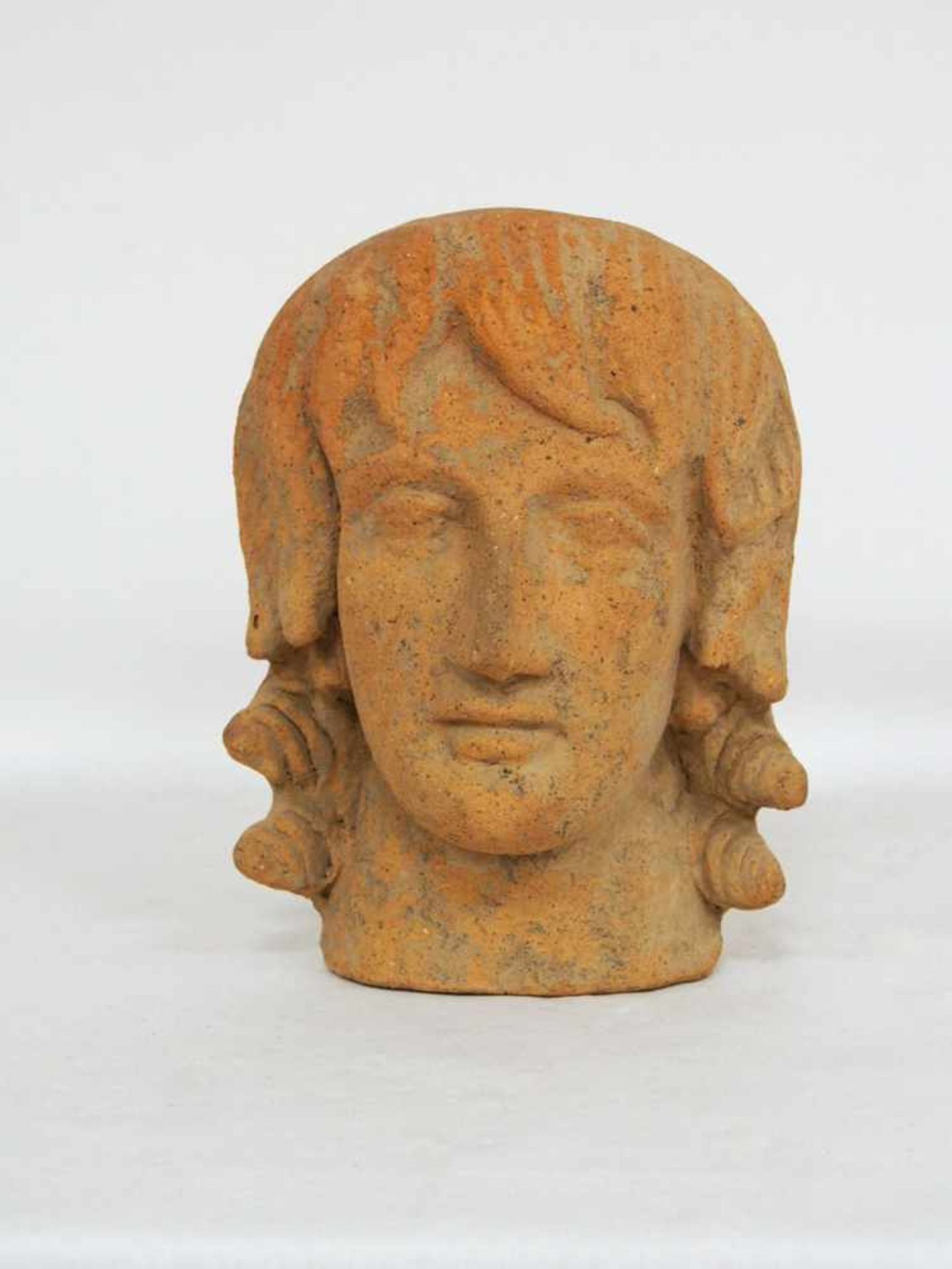 Kopf eines jungen MannesTerrakotta, Hohlbrand, Votivgabe, wohl Etruskisch 3. Jh. v. Chr.; Höhe 26