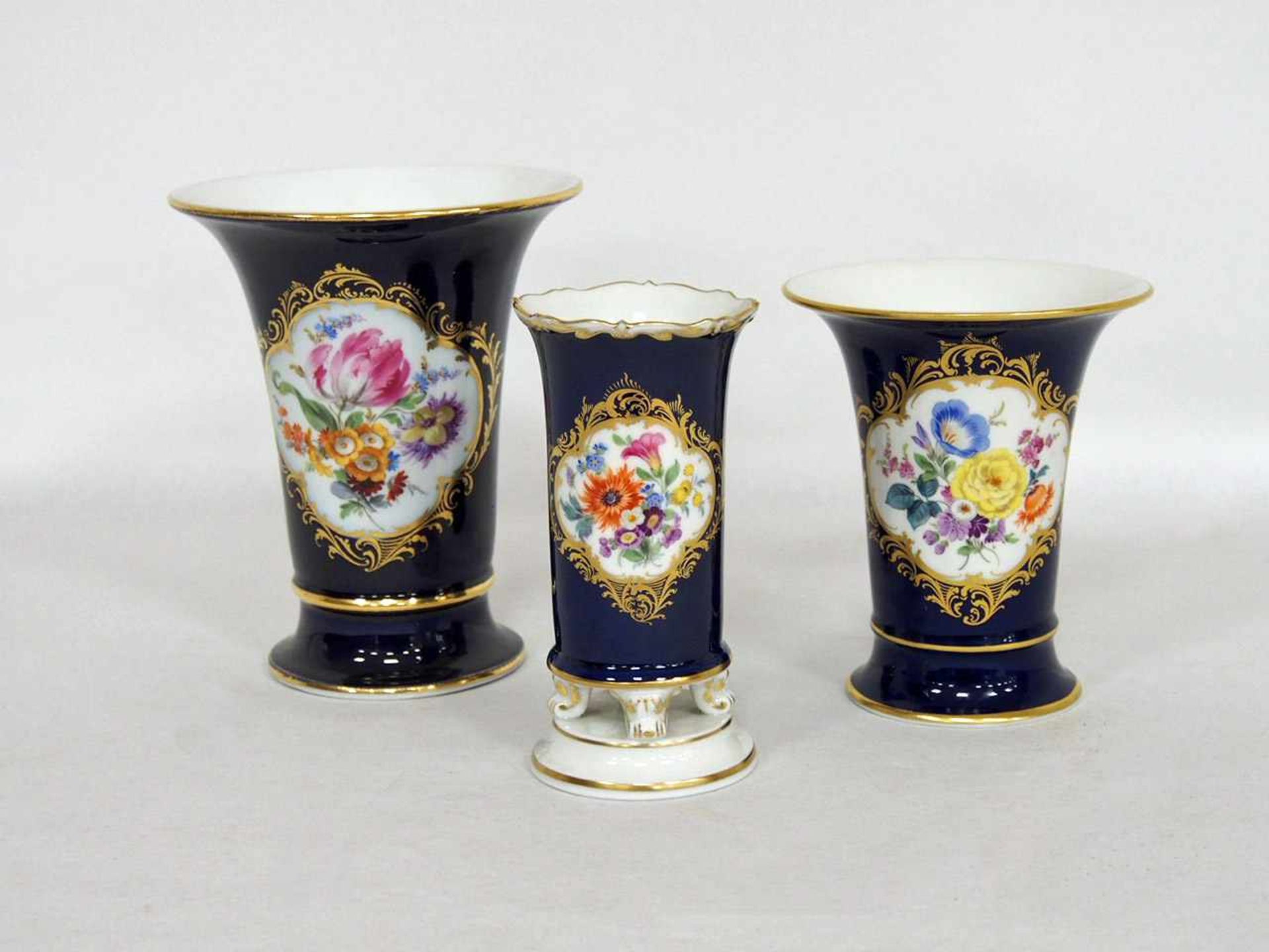 Drei VasenMeissen, kobaldblau, Blumenbouquet-Malerei, Vergoldung (minimaler Abrieb der Vergoldung