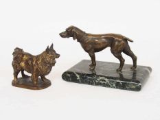 Spitz / Labradorzwei Bronzefiguren, Höhe 8,5 cm und 9 cm (ohne Steinsockel)