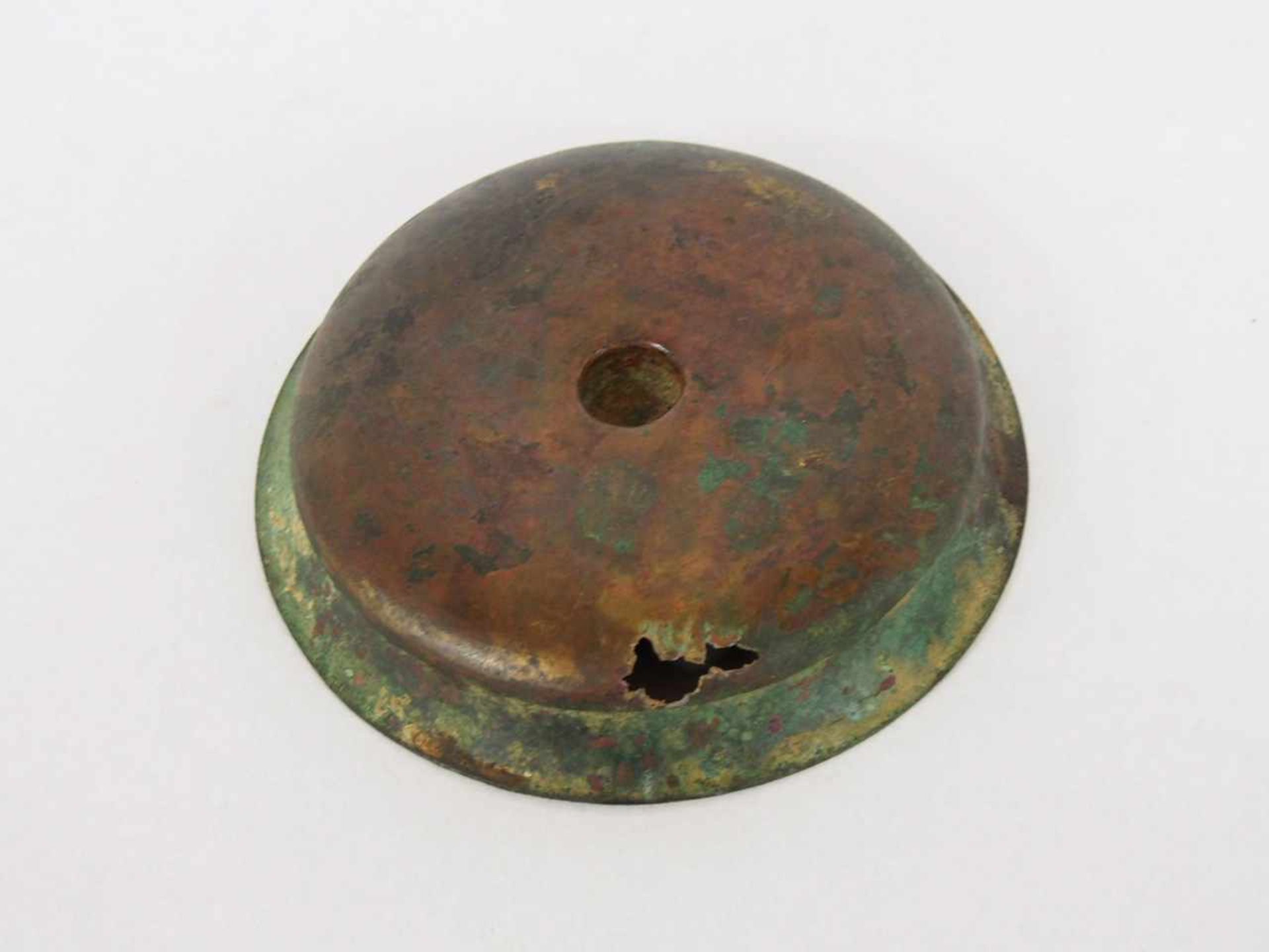 Omphalos-SchaleBronze, Kleinasien, 5.-4. Jh. v. Chr.. Durchmesser 16 cm (Fehlstelle in der Wandung); - Bild 3 aus 3